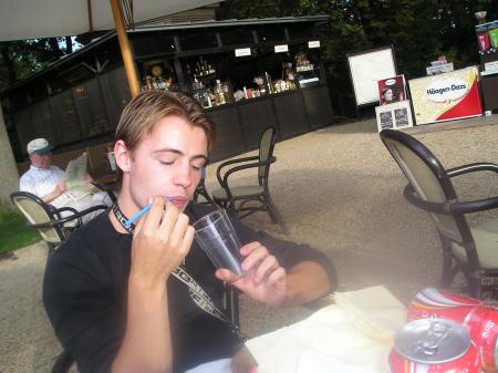 MON COUZE AU CAFE A UNE TERASE A PARIE 