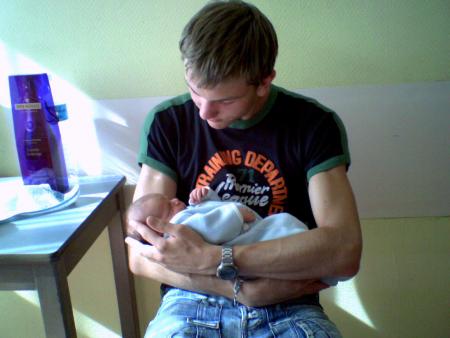 HO kikou voila mon n'amour avec un petit bebe dan les bras TU ES MAGNIFIQUE AVEC UN PETIT BOU sa donnerer envi denfère un MAIS NON !!! LOOL