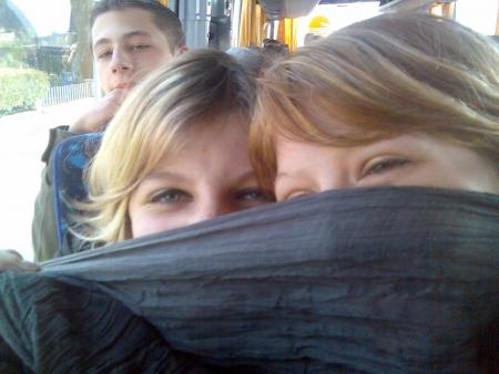 moi et adeline qui joue a cache cache lol