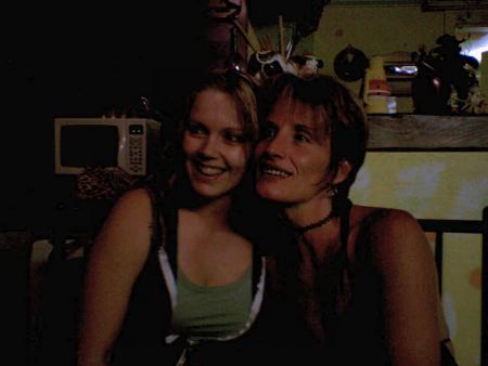 jvous presente 2fille cel de gauche c la couzine a amaury (malorie) et cel de droite c leur tre tre bonne amie (manuella) C 2FILLE TRE SIMPATIQUE contante de lé avoir conu