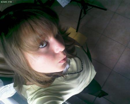 manu une fille tro bien que jdr mes fo faire atention on voi quel e ds la coiffure elle coupe les cheveu comme sa san con lui demande e ac un sico a couper d feuille mdr